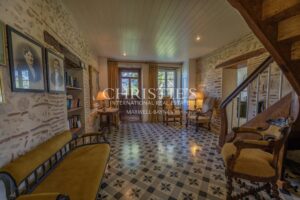 Propriété Charmante Composée de Trois Immeubles Nichés Près d'un Village de Rivière Pittoresque