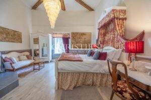 Propriété Charmante Composée de Trois Immeubles Nichés Près d'un Village de Rivière Pittoresque