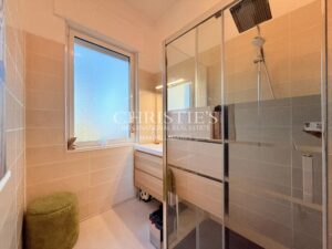 Élégance Intemporelle au Bord de la Charente