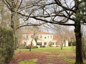 Élégance Intemporelle au Bord de la Charente