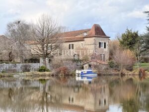 Une demeure du XVIIIᵉ siècle où la pierre et l’eau se répondent.