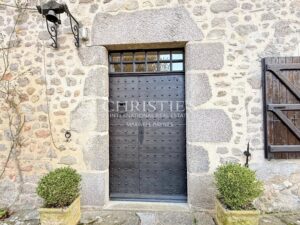 Une demeure du XVIIIᵉ siècle où la pierre et l’eau se répondent.