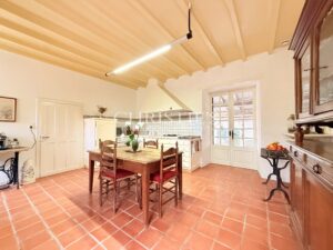 Une demeure du XVIIIᵉ siècle où la pierre et l’eau se répondent.