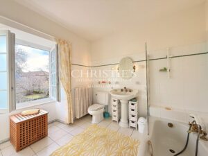 Une demeure du XVIIIᵉ siècle où la pierre et l’eau se répondent.