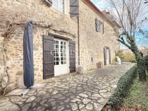 Une demeure du XVIIIᵉ siècle où la pierre et l’eau se répondent.