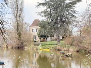 Une demeure du XVIIIᵉ siècle où la pierre et l’eau se répondent.