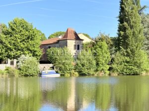 Une demeure du XVIIIᵉ siècle où la pierre et l’eau se répondent.