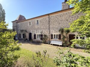 Une demeure du XVIIIᵉ siècle où la pierre et l’eau se répondent.