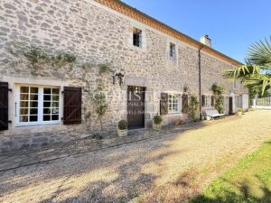 Une demeure du XVIIIᵉ siècle où la pierre et l’eau se répondent.