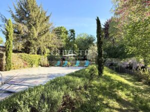 Une demeure du XVIIIᵉ siècle où la pierre et l’eau se répondent.