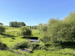 Une demeure du XVIIIᵉ siècle où la pierre et l’eau se répondent.