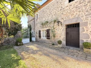 Une demeure du XVIIIᵉ siècle où la pierre et l’eau se répondent.