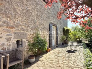 Une demeure du XVIIIᵉ siècle où la pierre et l’eau se répondent.