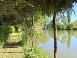 Une demeure du XVIIIᵉ siècle où la pierre et l’eau se répondent.