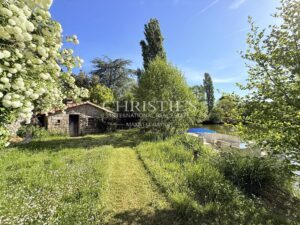 Une demeure du XVIIIᵉ siècle où la pierre et l’eau se répondent.
