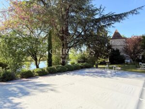 Une demeure du XVIIIᵉ siècle où la pierre et l’eau se répondent.