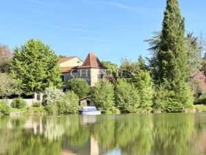 Une demeure du XVIIIᵉ siècle où la pierre et l’eau se répondent.