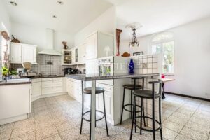 BORDEAUX CAUDERAN : Belle maison 6 chambres avec dépendance, garages et jardin