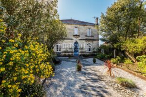 BORDEAUX CAUDERAN: Beautiful 6-bedroom house with outbuilding, garages and garden.
