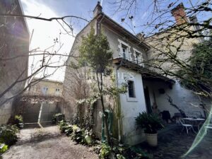 Le Bouscat / Maison en pierre à rénover avec jardin
