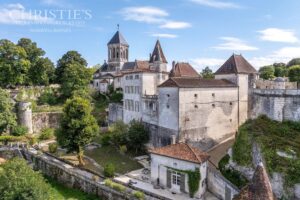Magnifique château de village du XVe siècle digne d'un conte de fées, situé près de Brantôme, avec une vue exceptionnelle sur la campagne.