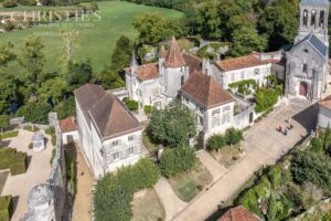 Magnifique château de village du XVe siècle digne d'un conte de fées, situé près de Brantôme, avec une vue exceptionnelle sur la campagne.