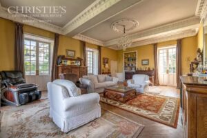 Magnifique château de village du XVe siècle digne d'un conte de fées, situé près de Brantôme, avec une vue exceptionnelle sur la campagne.