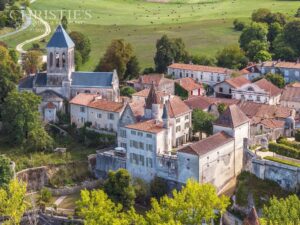Magnifique château de village du XVe siècle digne d'un conte de fées, situé près de Brantôme, avec une vue exceptionnelle sur la campagne.
