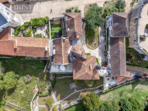 Magnifique château de village du XVe siècle digne d'un conte de fées, situé près de Brantôme, avec une vue exceptionnelle sur la campagne.