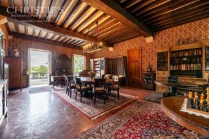 Magnifique château de village du XVe siècle digne d'un conte de fées, situé près de Brantôme, avec une vue exceptionnelle sur la campagne.