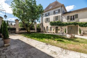 Magnifique château de village du XVe siècle digne d'un conte de fées, situé près de Brantôme, avec une vue exceptionnelle sur la campagne.