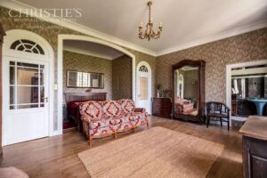 Magnifique château de village du XVe siècle digne d'un conte de fées, situé près de Brantôme, avec une vue exceptionnelle sur la campagne.