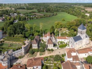 Magnifique château de village du XVe siècle digne d'un conte de fées, situé près de Brantôme, avec une vue exceptionnelle sur la campagne.