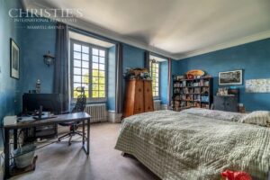 Magnifique château de village du XVe siècle digne d'un conte de fées, situé près de Brantôme, avec une vue exceptionnelle sur la campagne.