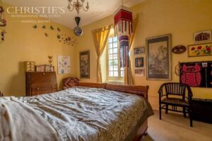 Magnifique château de village du XVe siècle digne d'un conte de fées, situé près de Brantôme, avec une vue exceptionnelle sur la campagne.