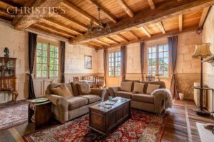 Magnifique château de village du XVe siècle digne d'un conte de fées, situé près de Brantôme, avec une vue exceptionnelle sur la campagne.