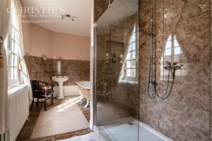 Magnifique château de village du XVe siècle digne d'un conte de fées, situé près de Brantôme, avec une vue exceptionnelle sur la campagne.