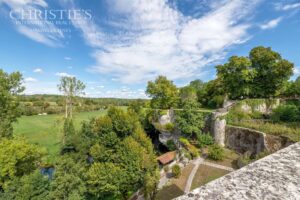 Magnifique château de village du XVe siècle digne d'un conte de fées, situé près de Brantôme, avec une vue exceptionnelle sur la campagne.