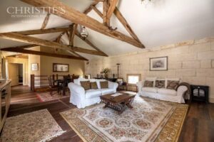 Magnifique château de village du XVe siècle digne d'un conte de fées, situé près de Brantôme, avec une vue exceptionnelle sur la campagne.