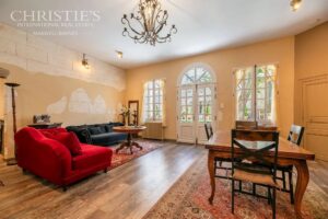 Magnifique château de village du XVe siècle digne d'un conte de fées, situé près de Brantôme, avec une vue exceptionnelle sur la campagne.