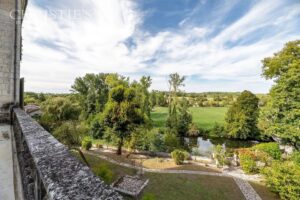 Magnifique château de village du XVe siècle digne d'un conte de fées, situé près de Brantôme, avec une vue exceptionnelle sur la campagne.