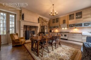 Magnifique château de village du XVe siècle digne d'un conte de fées, situé près de Brantôme, avec une vue exceptionnelle sur la campagne.