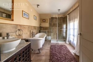 Magnifique château de village du XVe siècle digne d'un conte de fées, situé près de Brantôme, avec une vue exceptionnelle sur la campagne.