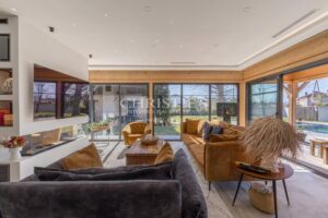 Contemporary house built in 2023 + barn to renovate (200 m2), 3 bedrooms, 1 office