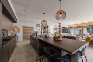 Contemporary house built in 2023 + barn to renovate (200 m2), 3 bedrooms, 1 office