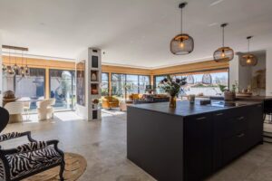 Contemporary house built in 2023 + barn to renovate (200 m2), 3 bedrooms, 1 office