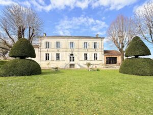 Former Cognac distillery in the heart of a charming village surrounded by vineyards