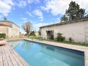 Former Cognac distillery in the heart of a charming village surrounded by vineyards