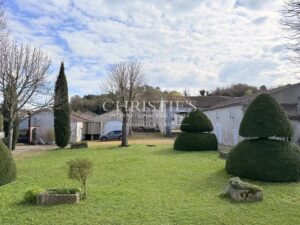 Former Cognac distillery in the heart of a charming village surrounded by vineyards