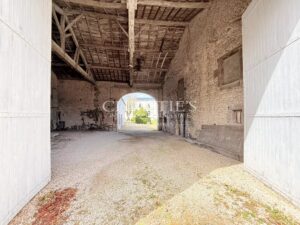 Former Cognac distillery in the heart of a charming village surrounded by vineyards